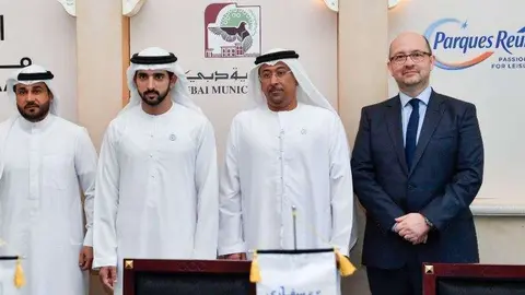 Un momento de la firma del contrato entre Meraas de Dubai y Parques Reunidos de España.