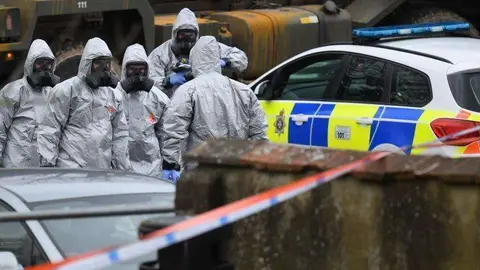 En la imagen de EFE, personal forense especializado en el Reino Unido.