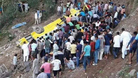 El autobús cayó por un barranco.
