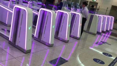 Las nuevas puertas inteligentes de control de pasaportes en el Aeropuerto Internacional de Dubai.