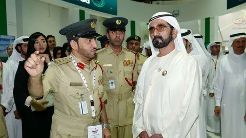El gobernante de Dubai durante una exhibición sobre logros de su Gobierno.