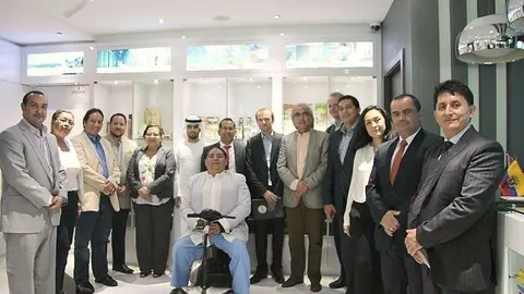 Foto de familia de los prefectos ecuatorianos con inversores de Emiratos en la sede de ProEcuador en Dubai. (EL CORREO)