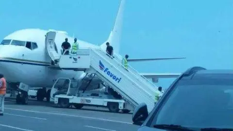 Una imagen de Twitter del avión de EAU en el aeropuerto de Mogadiscio.