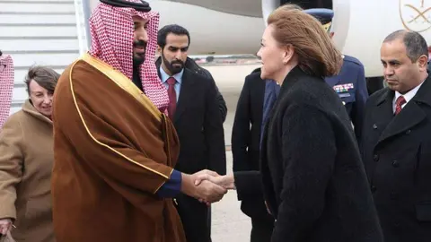 La ministra de Defensa de España recibe al príncipe heredero de Arabia Saudita en Madrid.
