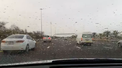 Lluvia registrada este jueves sobre una carretera de Emiratos Árabes. (NCM)