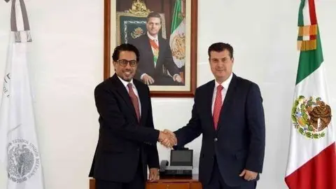 El embajador de EAU en México y Rogelio Garza, subsecretario de Industria y Comercio mexicano.