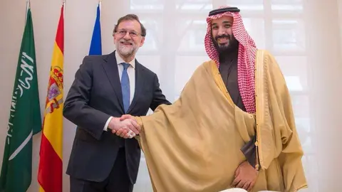 El presidente de España y el príncipe heredero saudí tras la firma de los acuerdos.