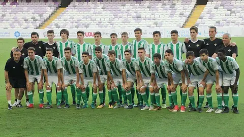 Todos los integrantes del Real Betis sub 16 momentos antes de iniciar la final en Al Ain. (EL CORREO)