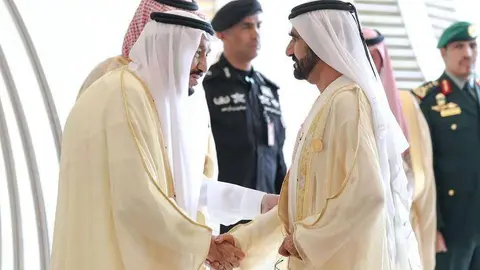 El rey Salman de Arabia saluda al vicepresidente de Emiratos, Mohammed bin Rashid, este domingo en Dhahram. (WAM)