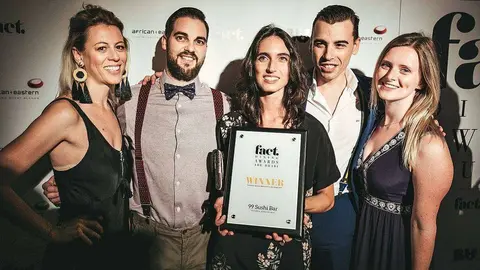 Jaime Castañeda junto a otros miembros del staff de 99 Sushi Bar tras recibir el premio Fact Dining Awards. (Cedida)