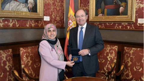La embajadora de Emiratos en España junto al presidente del Senado. (WAM)