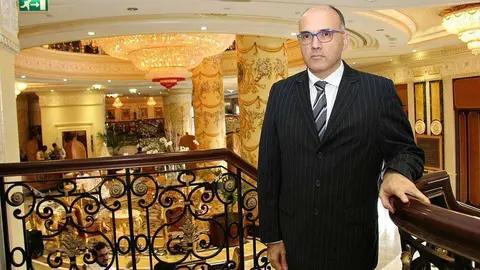 Francisco José Chacón Hernández, primer embajador de Costa Rica en Emiratos Árabes, posa en el hotel Royal Rose de Abu Dhabi. (EL CORREO)