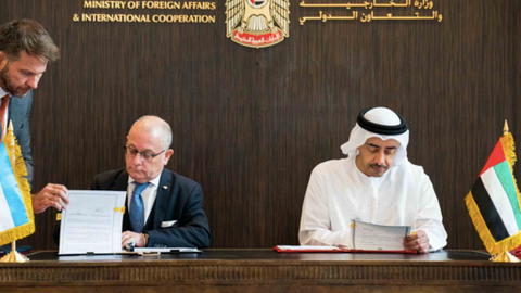 El ministro argentino junto a su homólogo emiratí durante la firma del acuerdo. (WAM)
