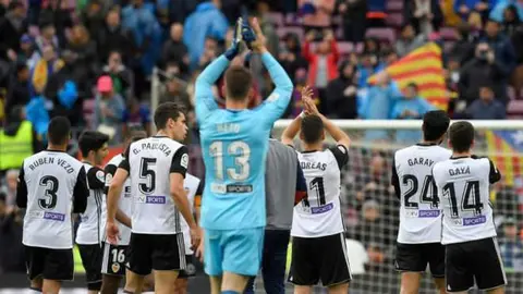 En la imagen de AFP, el Valencia CF saluda a sus seguidores.