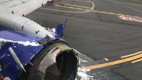 El motor del avión de Southwest Airlines tras el aterrizaje, según la fotografía publicada en Facebook por el pasajero Marty Martínez. 