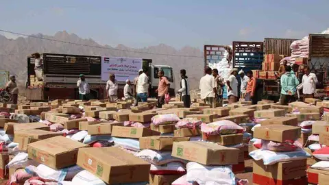 Una entrega de lotes de ayuda de la Media Luna Roja en Yemen. (WAM)