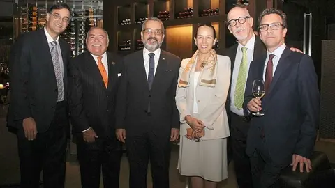 Jorge Álvarez junto al embajador de España en Emiratos y otros asistentes. (ELCORREO)