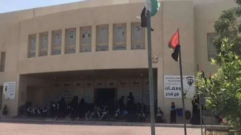 Exterior de la escuela evacuada en Ras Al Khaimah. (@UAENews)