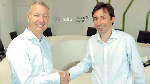 A la izquierda de la imagen Alex Moya de Indra junto a Francisco Salcedo de Etisalat.