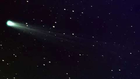 El paso de un cometa registrado por la Nasa.