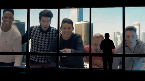 Uno de los planos del fotograma del videoclip de Gianluca Vacchi y Sebastián Yatra.