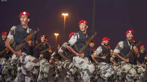 Fuerzas de seguridad saudíes durante un desfile.