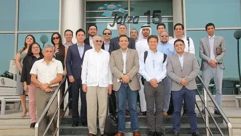 La delegación comercial ecuatoriana durante su visita a DP World, junto a Khalid Ahmed Al Marzooqi, gerente de Desarrollo de Negocios del operador portuario. (EL CORREO) 