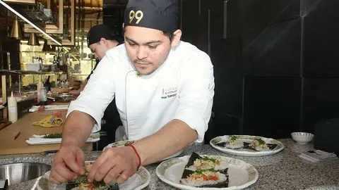Uno de los cocineros da el último toque al menú japonés. (EL CORREO)
