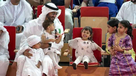 El príncipe heredero de Abu Dhabi con sus nietos en el Mubadala Arena de Zayed Sports City.