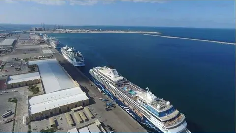 Barcos de crucero en un puerto de Dubai.