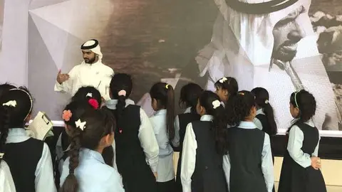 Un grupo escolares atiende a la explicación de un guía en el primer día de apertura al público del Memorial del Fundador. (The Founder's Memorial)