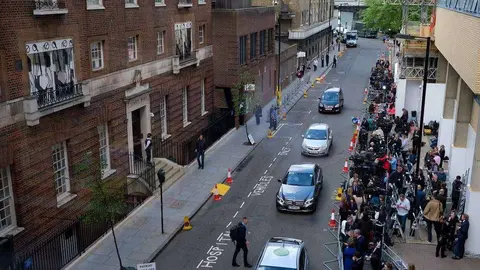 La prensa se agolpa a las puertas del Hospital St.Mary's de Londres, donde ha nacido este lunes el tercer hijo de los Duques de Cambridge. (Kensington Palace)