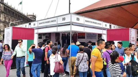 Vistantes ante el stand de Emiratos Árabes en la Feria de las Culturas Amigas en México. (WAM)