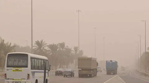 Mala visibilidd en una carretera de Emiratos a causa del polvo. (WAM)