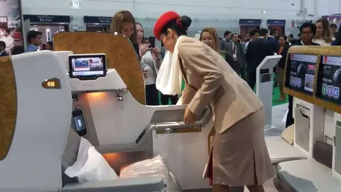 Asientos de Emirates expuestos en la Arabian Travel Market. (EL CORREO)