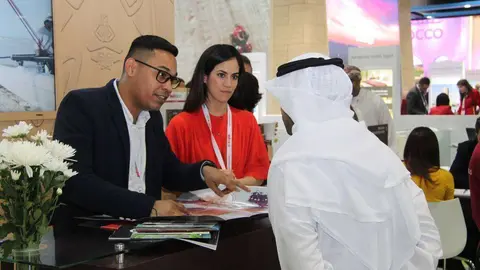 Un emiratí se interesa por las opciones turísticas en el estand de México de la atm 2018. (ElCORREO)