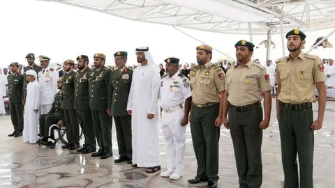 Los militares condecorados posan con el príncipe heredero de Abu Dhabi.