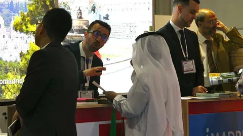 Un emiratí en el estand de Madrid en la feria Arabian Travel Market 2018. (ELCORREO)