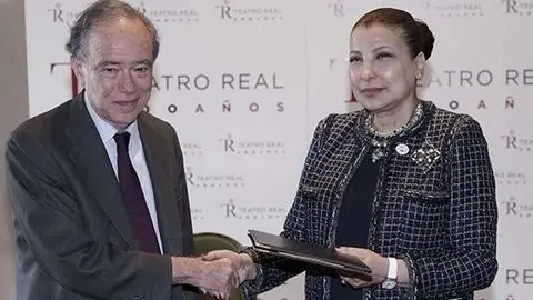 El presidente del Teatro Real, Gregorio Marañón, y la fundadora y directora artística de la Abu Dhabi Music & Arts Foundation, Hoda Al Khamis Kanoo.