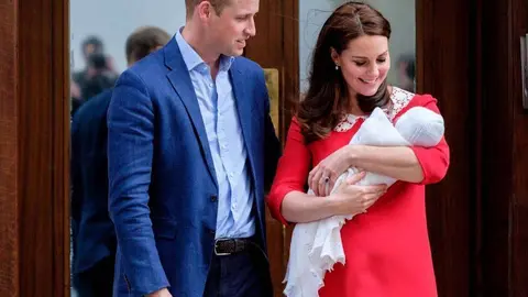 Los duques de Cambridge durante la primera presentación pública de su tercer hijo el día de su nacimiento. (Kensington Palace)
