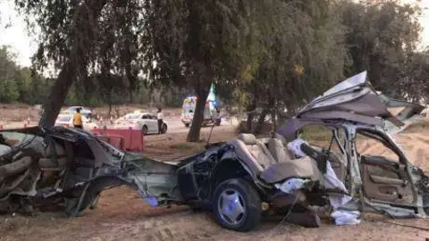 El vehículo del joven accidentado quedó seccionado en dos tras el brutal accidente. (Policía Ras Al Kahimah)