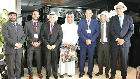Roberto Intriago y Daniel Legarda, con los diplomáticos homenajeados en Dubai. (EL CORREO)
