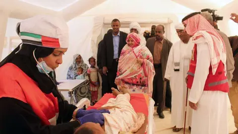 Visita de autoridades al hospital de campaña Sheikha Fatima en River Nile State, Sudán. (WAM)