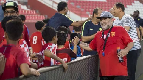 Diego Armando Maradona, saluda a unos niños todavía como entrenador de Al Fujairah. (@Fuj_FC, Twitter)