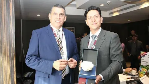 El director de ProEcuador, Roberto intriago -izquierda-, junto a Milton Gallardo en Dubai. (EL CORREO)