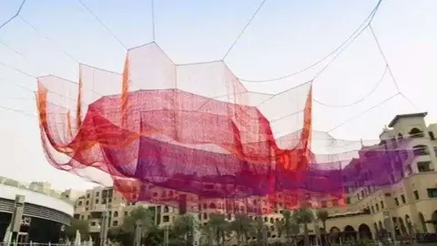 La escultura roja sobre la Fuente de Dubai Mall.