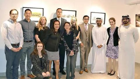 Miembros del Gobierno de Ras Al Khaimah, de la Fundación Al Qasimi y del Consulado de Perú, durante la inauguración de la muestra 'El corazón de los Andes'. (Consulado de Perú)