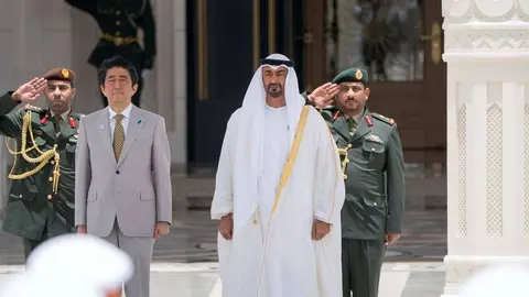 El príncipe heredero de Abu Dhabi junto al primer ministro japonés.