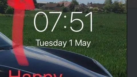 Un teléfono de EAU con la leyenda Labour Day.