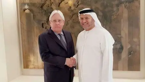 El ministro de Estado de Asuntos Exteriores de EAU posa junto al Enviado de la ONU en Yemen.